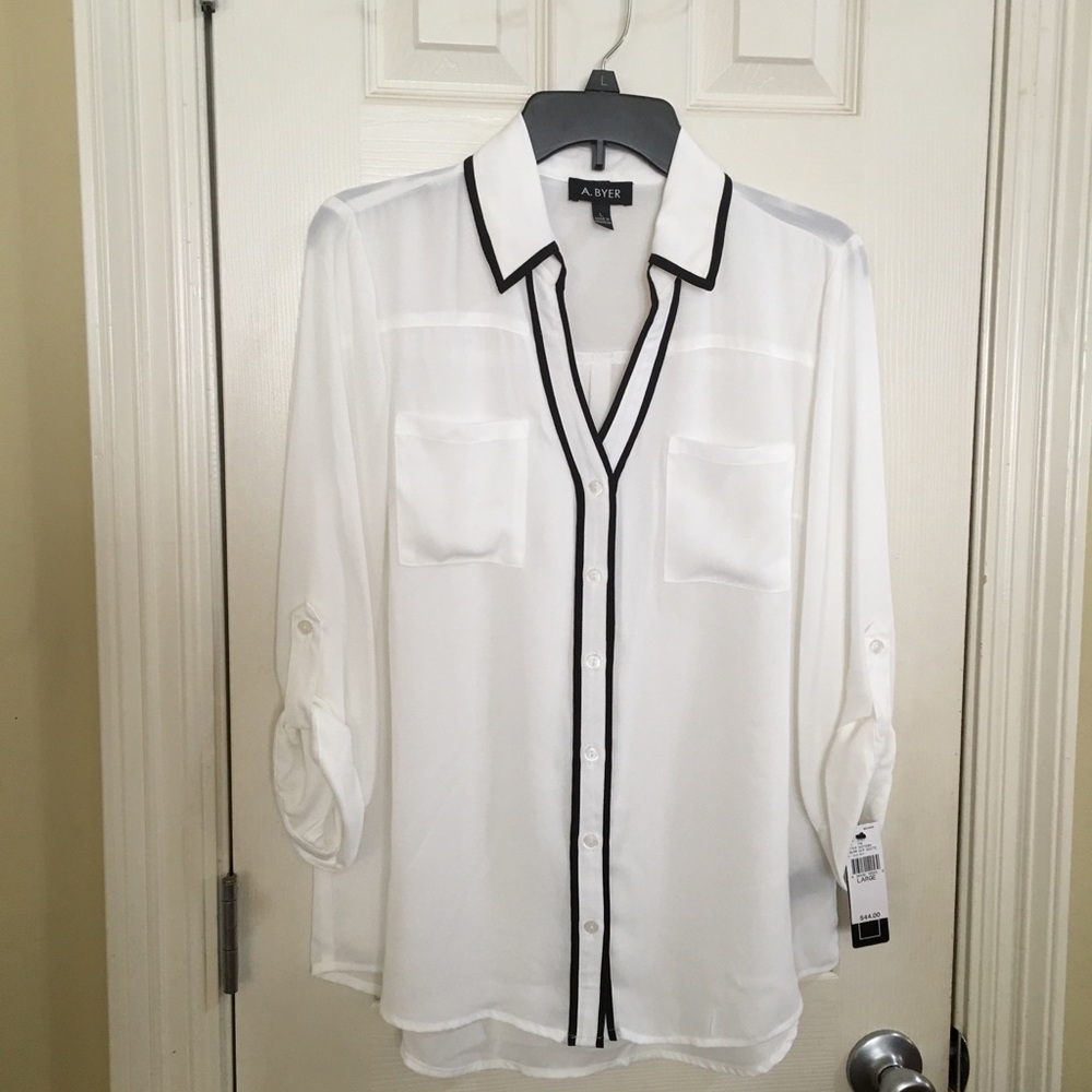 Women’s white with black trim blouse